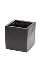 Vari tipi di vasi: Cubo di metallo nero
